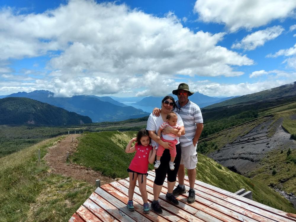 Familia en el mirador con el lago Panguipulli al fondo