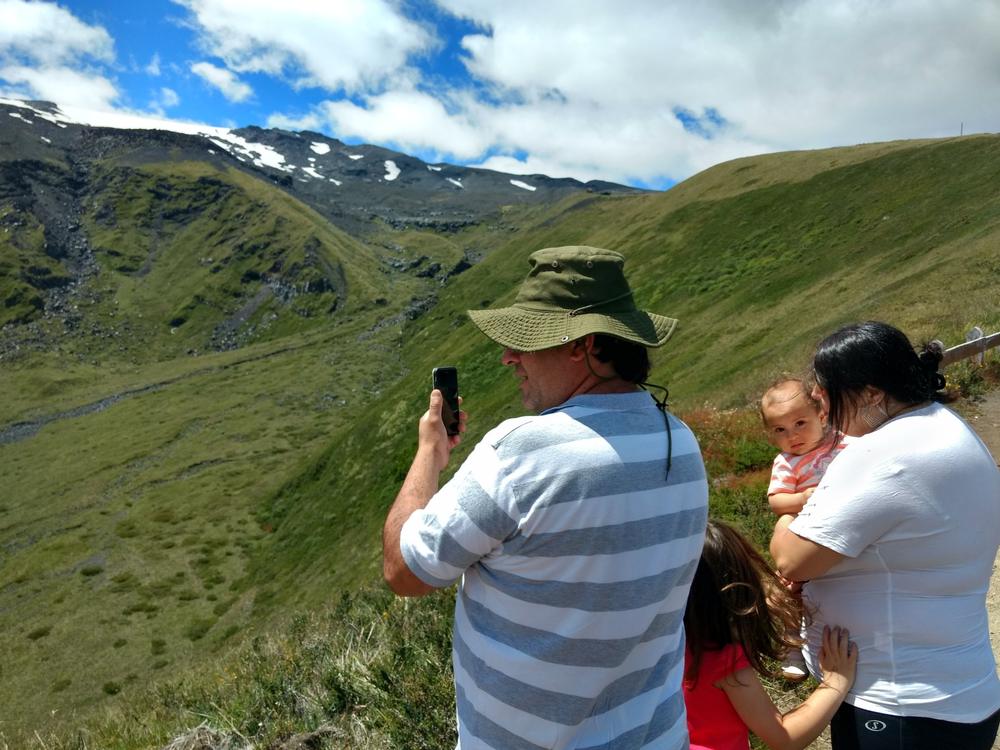 Familia observando el valle del volcán