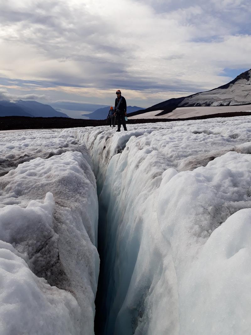 Cordada junto a una grieta del glaciar