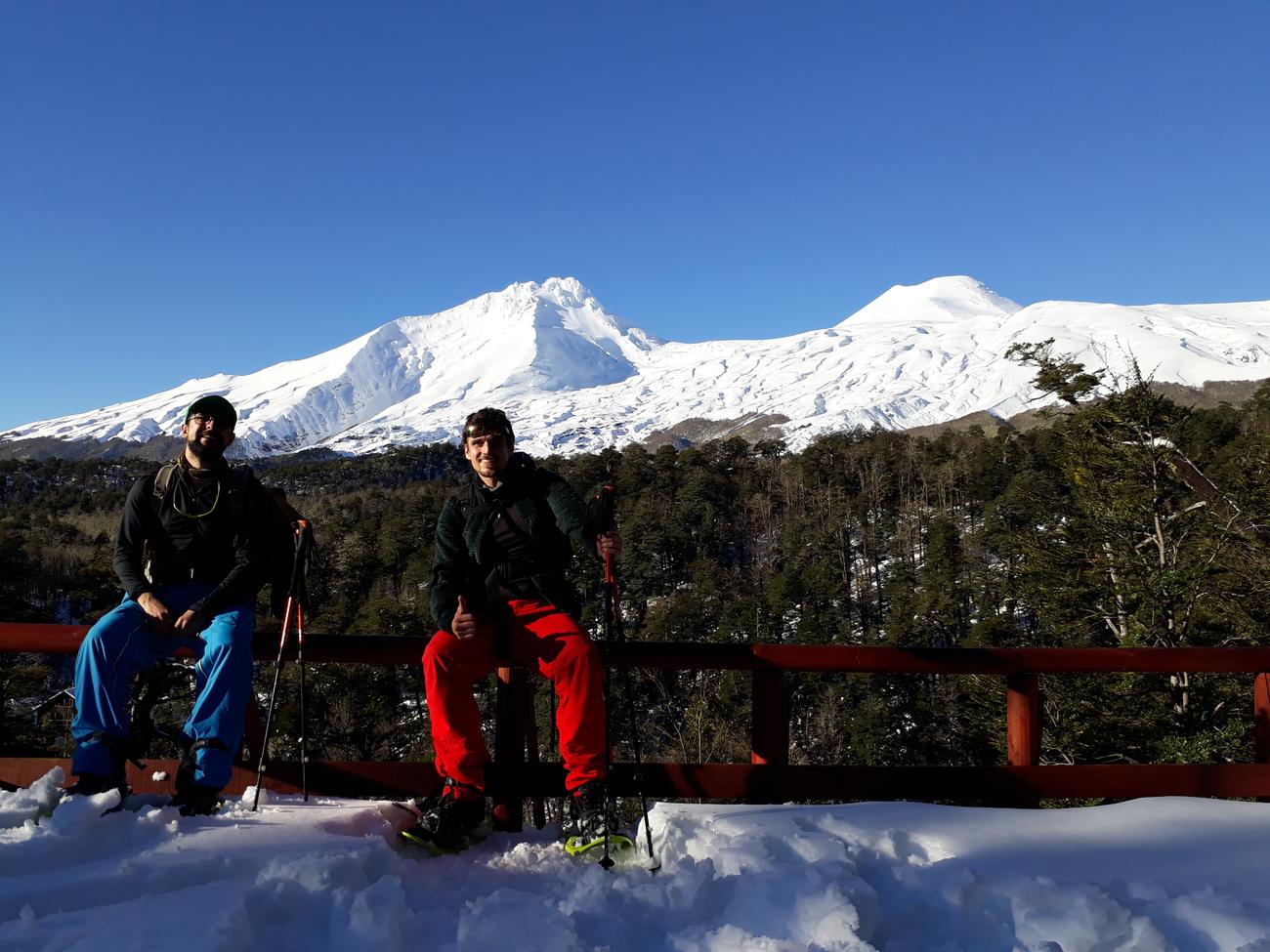 Salida invernal con raquetas frente al complejo volcánico nevado
