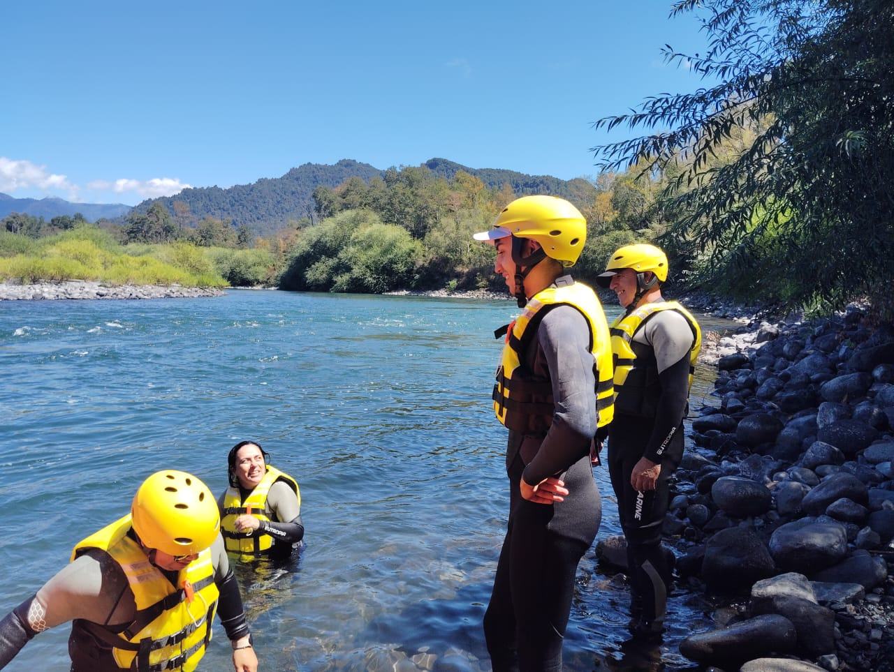 Participantes del rafting en la orilla del río Fuy