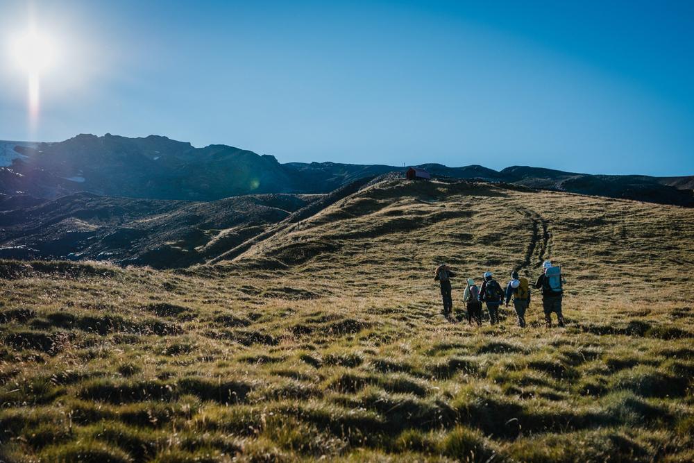 Grupo caminando por la pradera de altura hacia el refugio